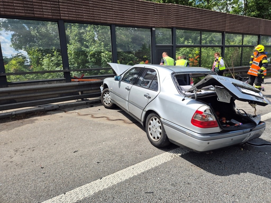 Verkehrsunfall mit Aufräumarbeiten A8